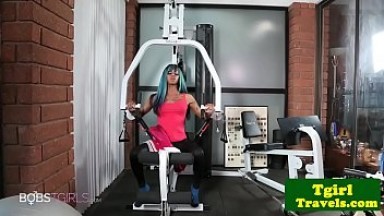 Ebony gym trap pisses in bottle after workout