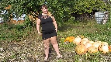 Golden showers and farting in public outdoors. Amateur fetish compilation from chic bbw with big booty and hairy pussy.