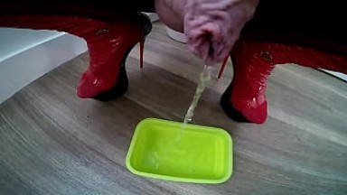 Slave swallow shemale piss from pissy panty
